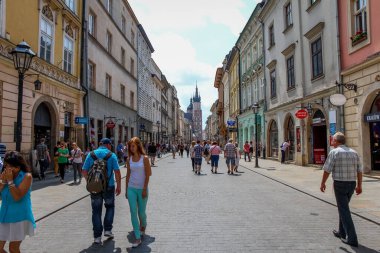 Krakow, Polonya - 29 Temmuz 2018: Florianska caddesinde yürüyen turistler Polonya 'nın eski Krakow kentinde, St. Florian Kapısı yakınlarında