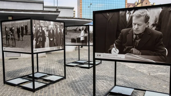 Krakow, Polonya - 29 Temmuz 2018: Polonya 'nın Krakow kentindeki Schindler' s Factory 'nin önündeki katliamın fotoğrafları