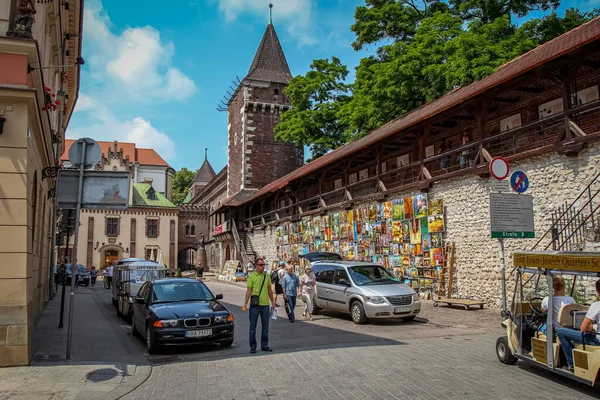 Cracovia Polonia Julio 2018 Fotos Artistas Expuestas Pared Puerta San —  Fotos de Stock