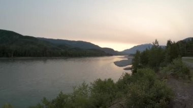 Sabahın erken saatlerinde İngiliz Kolombiya 'sı Terrace yakınlarındaki Skeena Nehri' ne bakın.