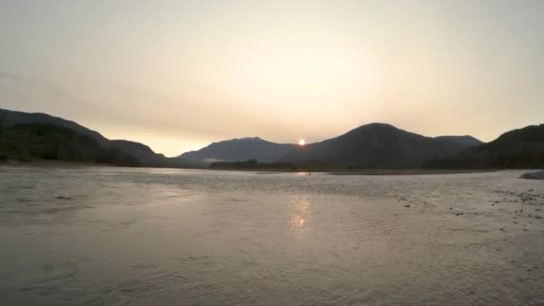 Zon Opkomend Boven Bergen Skeena Rivier Bij Samenvloeiing Van Copper — Stockvideo