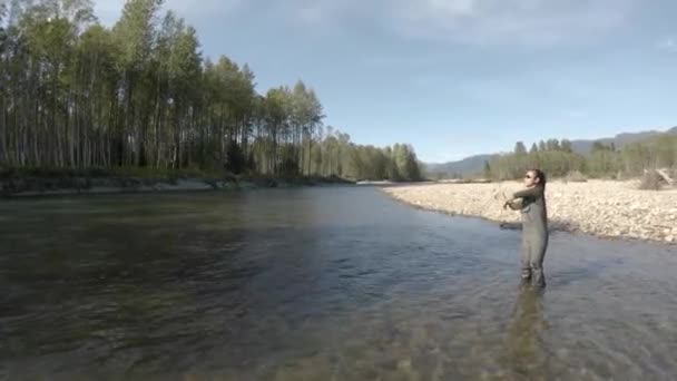 Żeński Wędkarz Łowiący Rzece Kitimat Kolumbia Brytyjska — Wideo stockowe