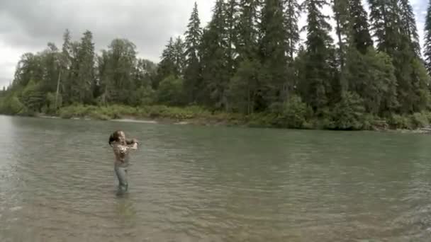 Pescador Hembra Casting Spin Pesca Río Kitimat Columbia Británica — Vídeos de Stock