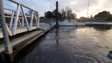 Dalgalar Kirkcudbright rıhtımının altından akıyor Dee nehrinin kıyısında bir kış günü