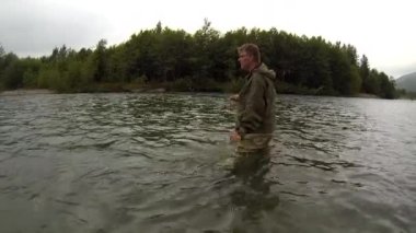 British Columbia, Kanada 'daki Kitimat Nehri' nde casus oyuncu kadrosu