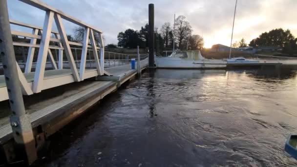 Flut Fließt Einem Wintertag Unter Kirkcudbright Pier Der Flussmündung Des — Stockvideo