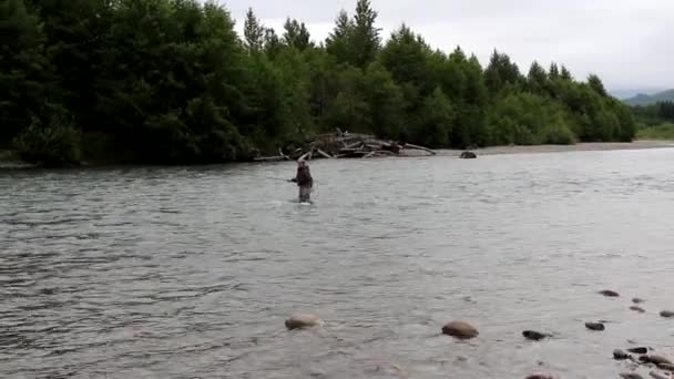 Man Spey Casting Rio Kitimat Colúmbia Britânica Canadá — Vídeo de Stock