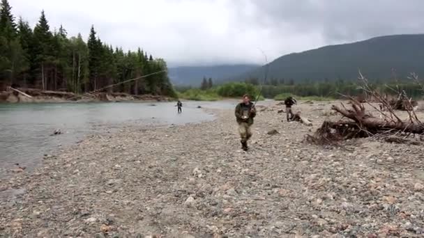 在加拿大不列颠哥伦比亚省基蒂马特河上捕猎鲑鱼的苍蝇 在河岸上钓鲑鱼和玩鲑鱼 — 图库视频影像