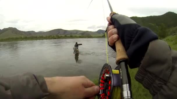Impressionante Tiro Pov Uma Truta Taimen Lutando Enquanto Carretel Pesca — Vídeo de Stock