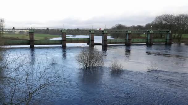 Glenlochar Barrage Porte Alluvione Aperte Sul Fiume Dee Galloway Hydro — Video Stock