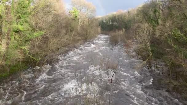 Winter Flutwasser Und Ein Regenbogen Auf Dem Fluss Dee Freigesetzt — Stockvideo