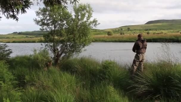 Людина Літає Риболовлю Лосося Форелі Річці Шотландія Чорна Вода Галловей — стокове відео