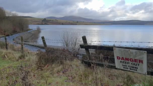 Papan Air Cepat Bahaya Clatteringshaws Loch Dam Galloway Hydro Electric — Stok Video