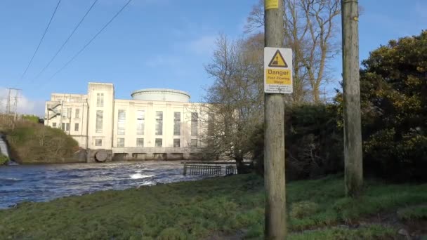 苏格兰加洛威水电计划同兰电站迪河边的危险快速流水标志 — 图库视频影像