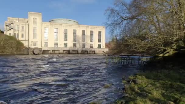Вода Поступает Тонглендской Электростанции Реке Galloway Hydro Electric Scheme Шотландия — стоковое видео