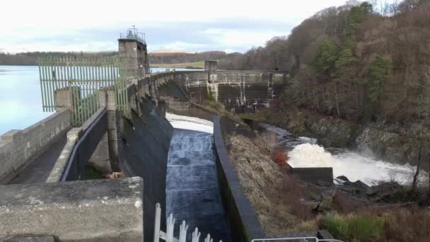 Água Sendo Liberada Dos Portões Inundação Earlstound Dam Galloway Hydro — Vídeo de Stock