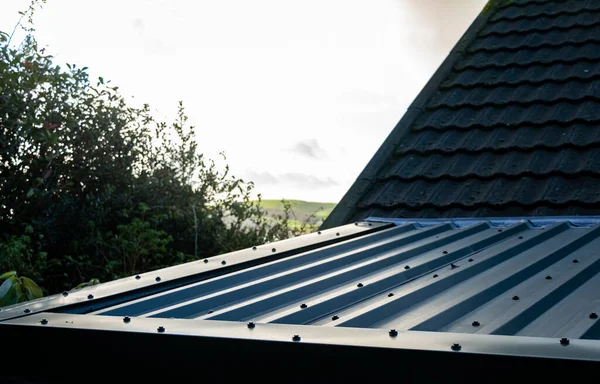 Önceden biçimlendirilmiş metal çatı panelleri