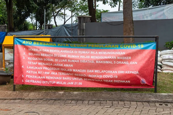 Cartaz Aviso Sobre Pandemia Coronavírus Covid Numa Rua Indonésia Tradução — Fotografia de Stock