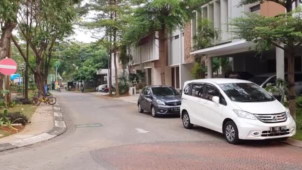 Egy Tipikus Modern Középosztálybeli Indonéz Kapus Lakótelep Délután Jakartában — Stock videók