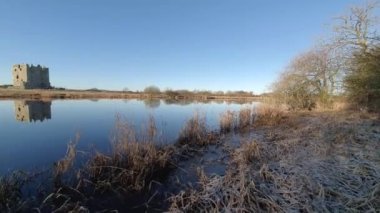 Su basmış Dee Nehri 'nin ikinci kaydı soğuk ve soğuk bir sabahta arka planda Threave Castle, Douglas, İskoçya