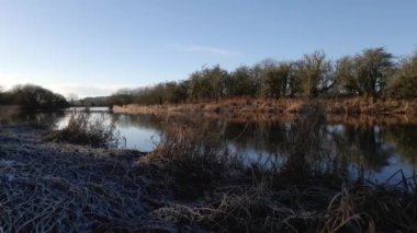 Bir İskoç nehir sahnesinin B-Roll 'u ve arka planda tarihi bir kale Tehlike Kalesi, Douglas Kalesi, Galloway, İskoçya