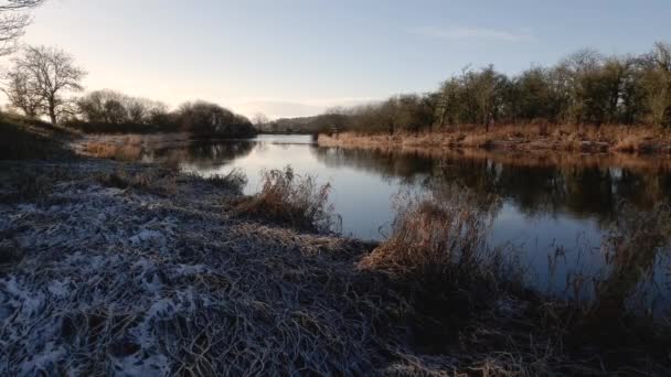 Oszałamiająca Zimowa Scena Szkockiej Rzece River Dee Niskim Słońcem Mrozem — Wideo stockowe