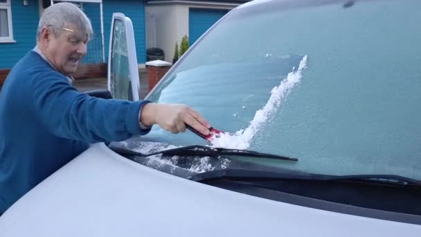 Uomo Che Gratta Ghiaccio Parabrezza Ghiacciato Dallo Schermo Veicolo Freddo — Video Stock