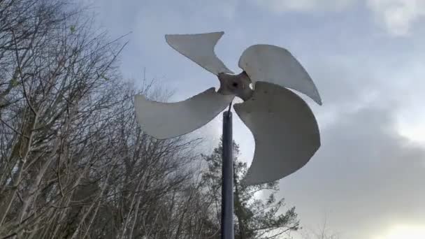 Eine Windmühle Die Sich Schnell Dreht Und Erneuerbare Elektrische Energie — Stockvideo