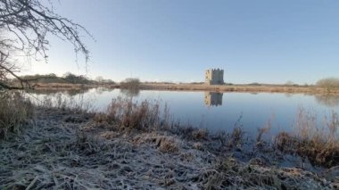 Douglas Kalesi, Galloway, İskoçya yakınlarındaki tarihi bir İskoç Kalesi Tehdit Kalesi 'nin kış sahnesi Dee Nehri' ni yansıtıyor.