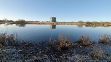 Dee Nehri 'ndeki Kale' yi tehdit etti. Suya yansıdı. Kenarlarında donmuş zemin vardı.