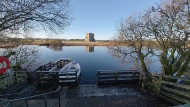 Tarihi bir ortaçağ İskoç Kalesi, Tehdit Şatosu, Dee Nehri 'ni yansıtıyor, İskoçya' nın Galloway kentindeki feribot geçidinde.