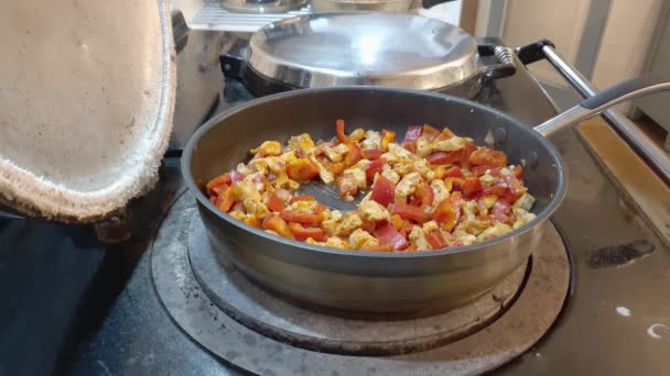 Chicken Fajita Mix Met Rode Paprika Bakken Olie Een Pan — Stockvideo