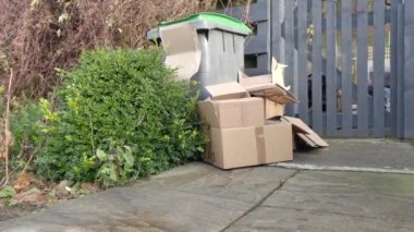 COVID-19 salgınının sonucu olarak posta dağıtımının artması sonucu fazla karton ambalaj atığı