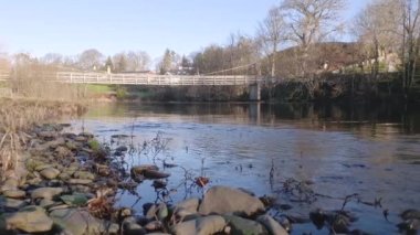Kış günü Ken 'in yavaş akan suyu, Dalry yakınlarında İskoç nehri, arka planda asma köprü, Galloway, İskoçya,