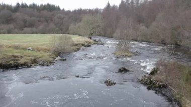 Kışın hızla akan İskoç Highland Nehri, Ken 'in Suyu, Galloway, İskoçya