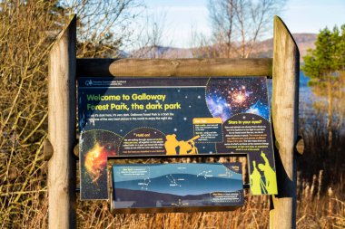New Galloway, İskoçya - 21 Aralık 2020: Dark Sky Park Tabelası, Galloway Orman Parkı, Clatteringshaws Loch, İskoçya