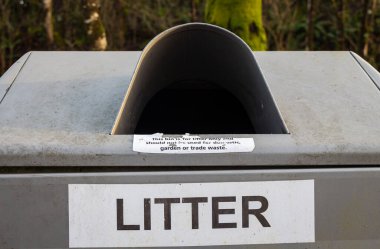 Kırsal bölgedeki bir çöp tenekesinde veya çöp tenekesinde leke var.