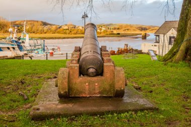Moat Brae 'de eski bir top, Kirkcudbright limanına bakıyor ve Dee, Dumfries ve Galloway, Kirkcudbright