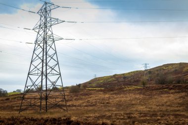 Kendoon Elektrik Santrali, Galloway Hidroelektrik Şeması, İskoçya 'da kışın bulutlu bir günde elektrik direkleri