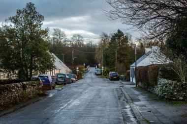Dee Köprüsü, İskoçya - 19 Aralık 2020: Dumfries ve Galloway, İskoçya 'da bulutlu bir kış gününde Dee Köyü Köprüsü