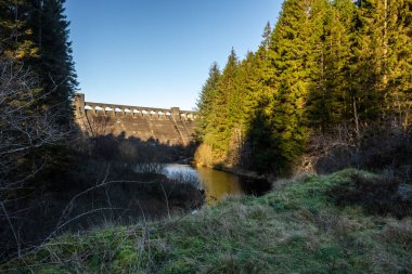 Clatteringshaws Barajı ve Dee 'nin Karasu Dee Köprüsü, Dumfries ve Galloway, İskoçya