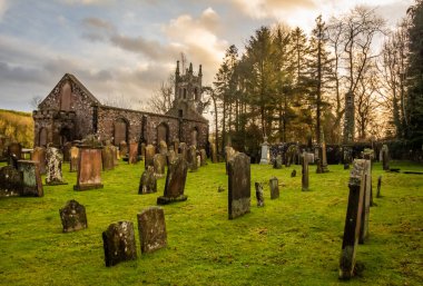 Mezarlık ve Tongland Kilisesi ve Abbey, Dumfries ve Galloway, İskoçya 'nın kalıntıları.