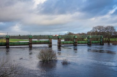 Glenlochar Barrage on the River Dee at Loch Ken, Galloway Hidroelektrik şeması, Dumfries and Galloway, İskoçya