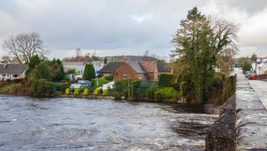 Dee Nehri 'ndeki evleri sel basacak. Dee Köprüsü, Dumfries ve Galloway, İskoçya.