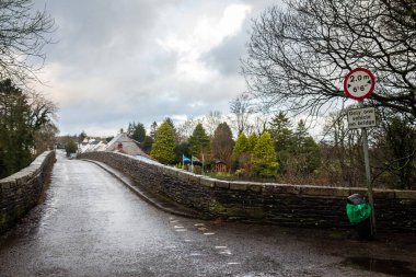 Dee Köprüsü, Dee Nehri üzerinde bulutlu bir günde, Douglas Şatosu, Dumfries ve Galloway, İskoçya yakınlarında.