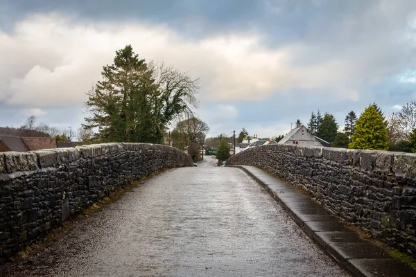Dee Köprüsü 'ne bakın. Douglas Kalesi, Dumfries ve Galloway, İskoçya yakınlarındaki taş bir köprü.