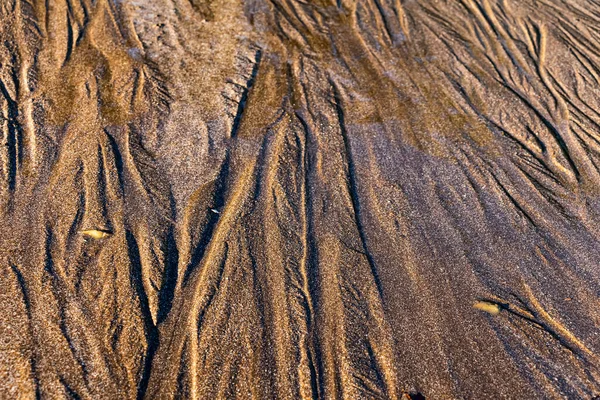 Primo Piano Acqua Che Scorre Attraverso Increspature Sabbia Linee Marea — Foto Stock