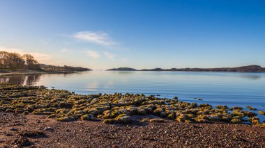 Kışları dalgaların alçaldığı bir günde Rocky Sahili Kirkcudbright Körfezi, Dumfries ve Galloway, İskoçya