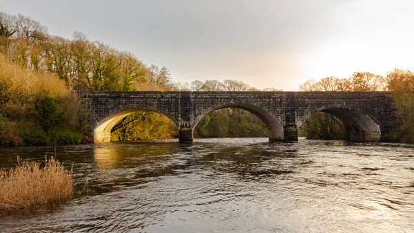 Douglas Şatosu Nun Yanındaki Dee Nehri Nin Üzerindeki Threave Köprüsü — Stok fotoğraf