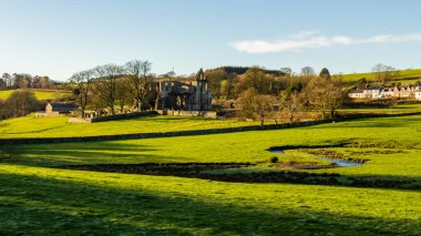 Dundrennan ve Dundrennan Abbey harabeleri üzerindeki manzara bir kış sabahı, Dumfries ve Galloway, İskoçya